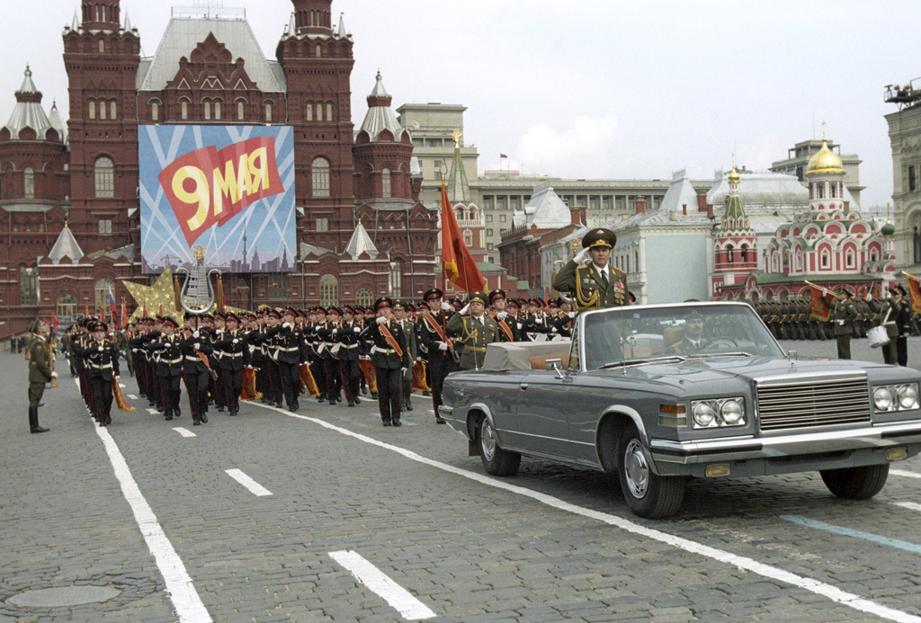 После парада победы. Парад на красной площади 1990. Парад Победы 1990 года на красной площади в Москве. Парад Победы красная площадь 1990. Парад на красной площади 9 мая 1990 года.