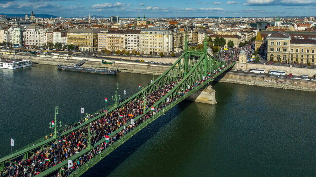 
					Freedom March for the commemoration of the 65th anniversary of the 1956 Hungarian Revolution at the Liberty Bridge
Photo: MTI/Czeglédi Zsolt
					