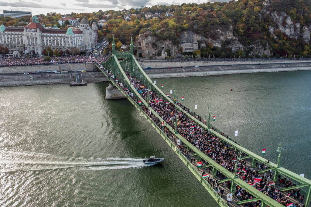 
					Freedom March for the commemoration of the 65th anniversary of the 1956 Hungarian Revolution at the Liberty Bridge
Photo: MTI/Czeglédi Zsolt
					