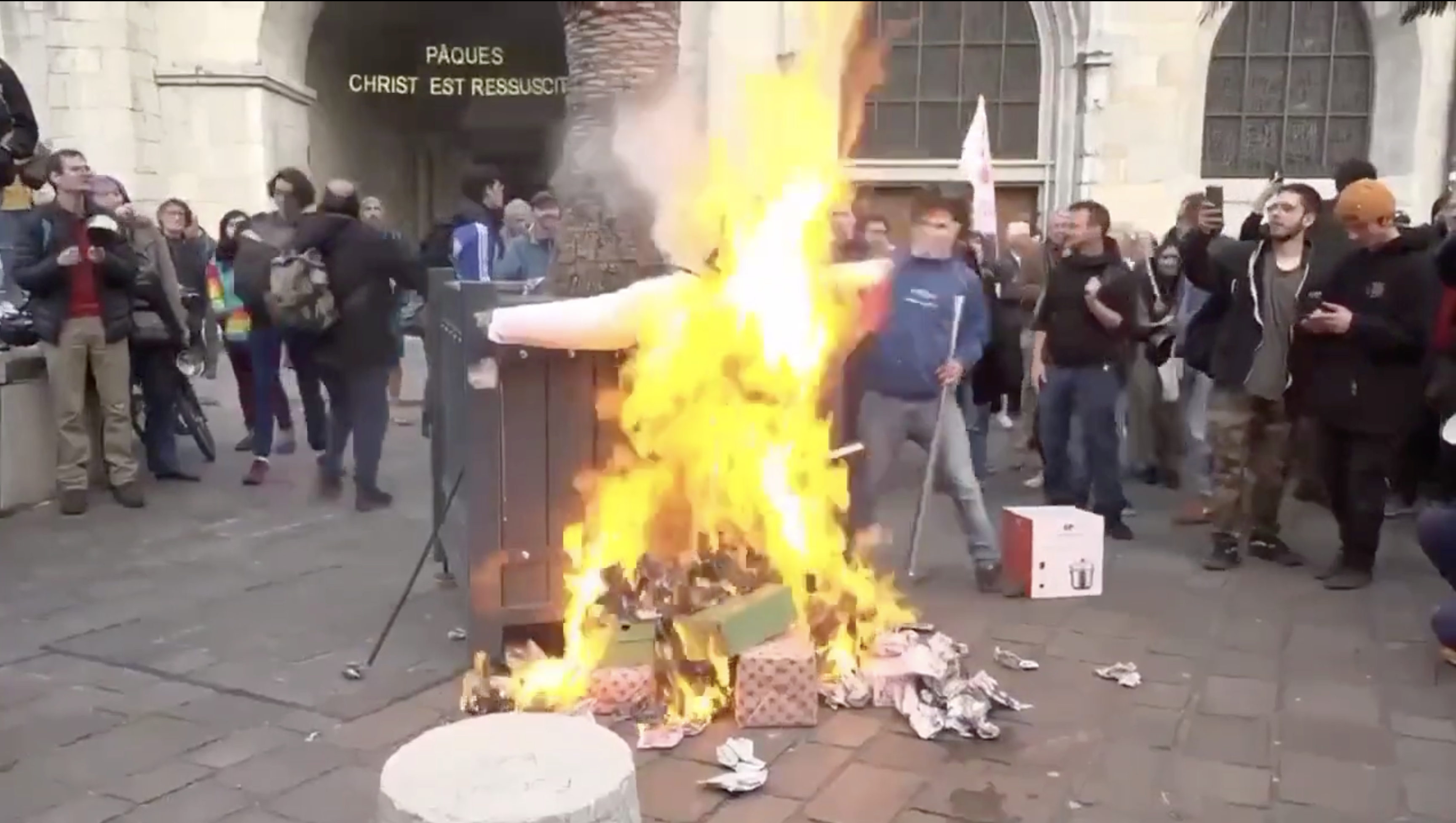 Покушение на макрона новости сегодня. Франция люди. Сжигают чучело. Сжигание чучела. Протесты во Франции сейчас.