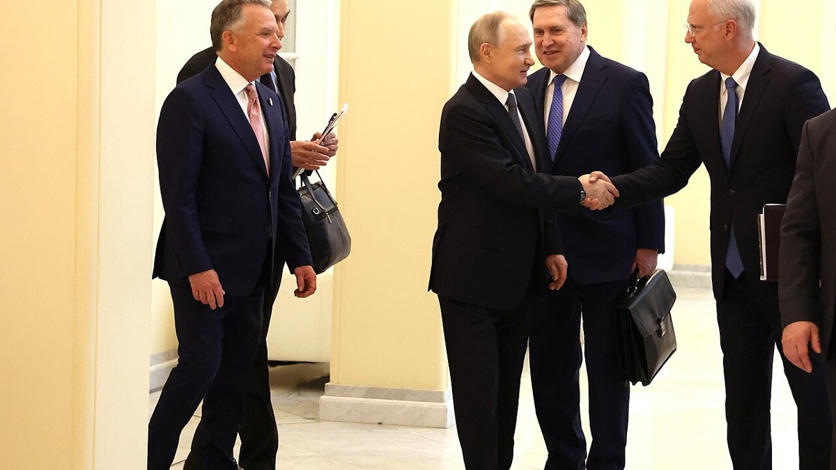 Vladimir Putin shakes hands with US envoy Steve Witkoff as Yury Ushakov and Kirill Dmitriev look on
